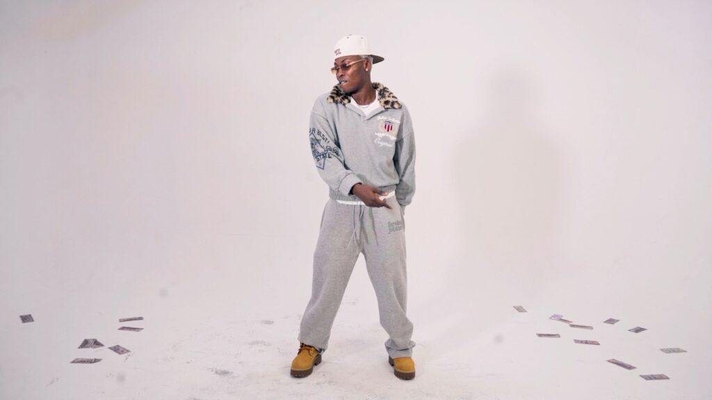 Reekado Banks - She Is Mine (Visualizer)